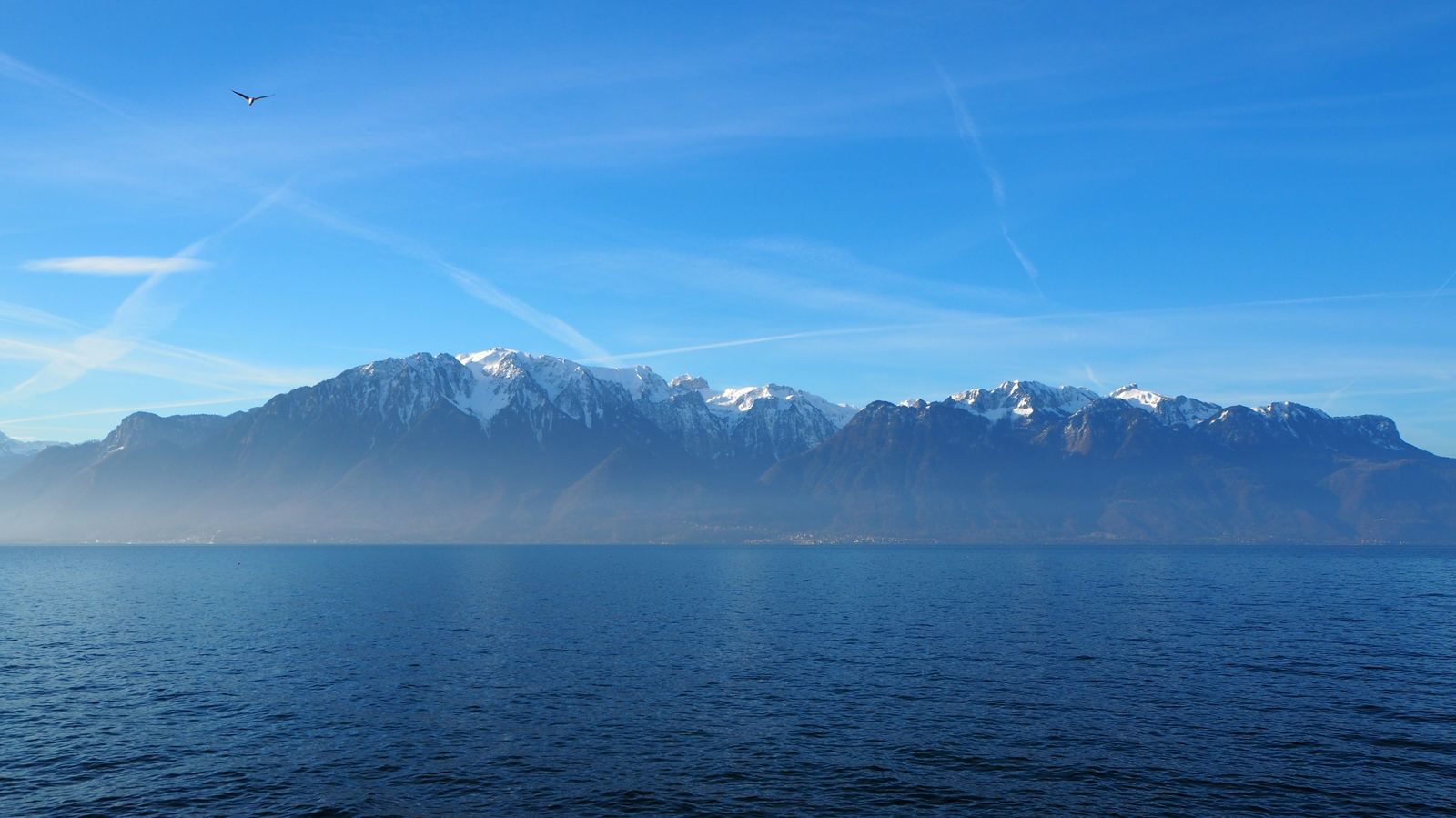 Lac Léman et montagnes enneigées, calme retrouvé